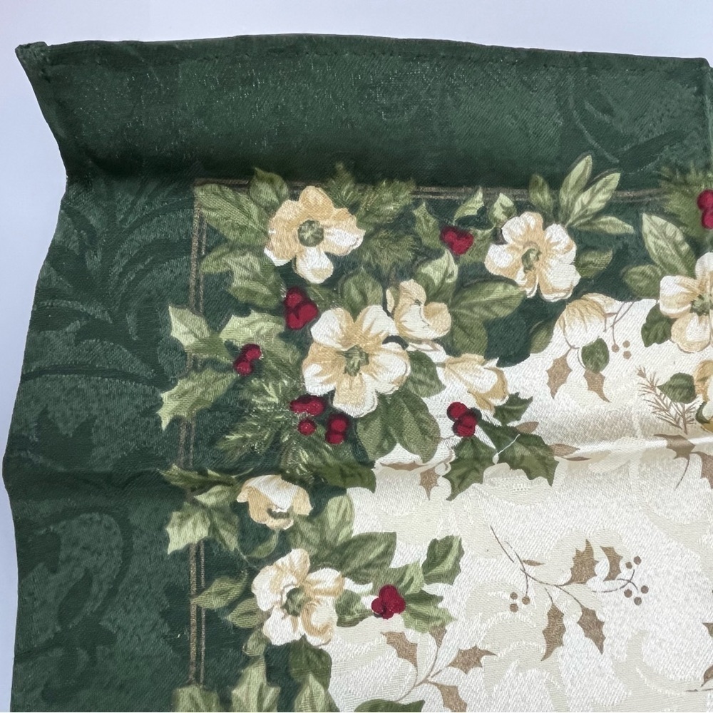 NWT Bed Bath & Beyond set of 4 Christmas holly dinner napkins, approx. 18”x18”. - Picture 6 of 6